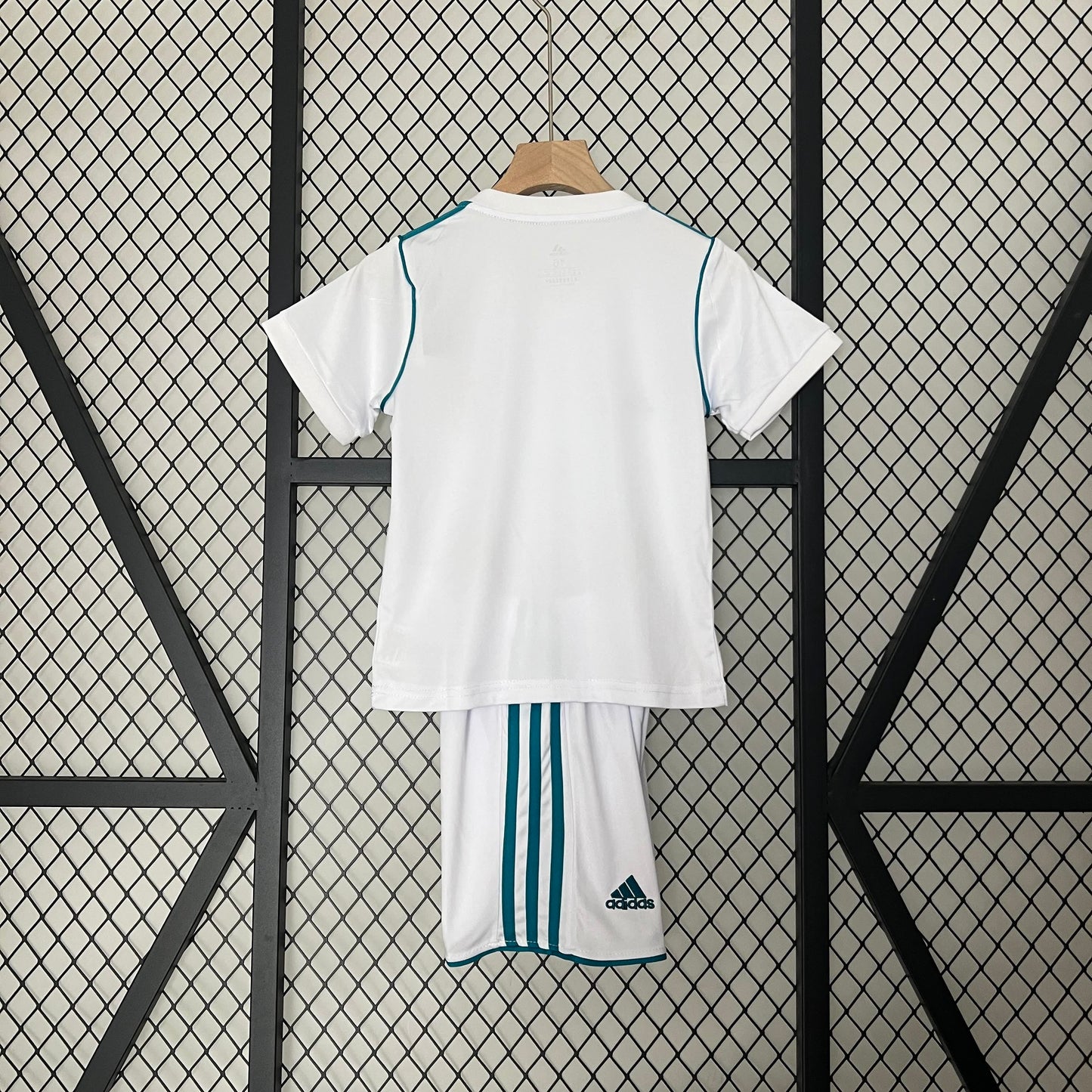 Real Madrid 2017/18 Retro Home — Kids Kit