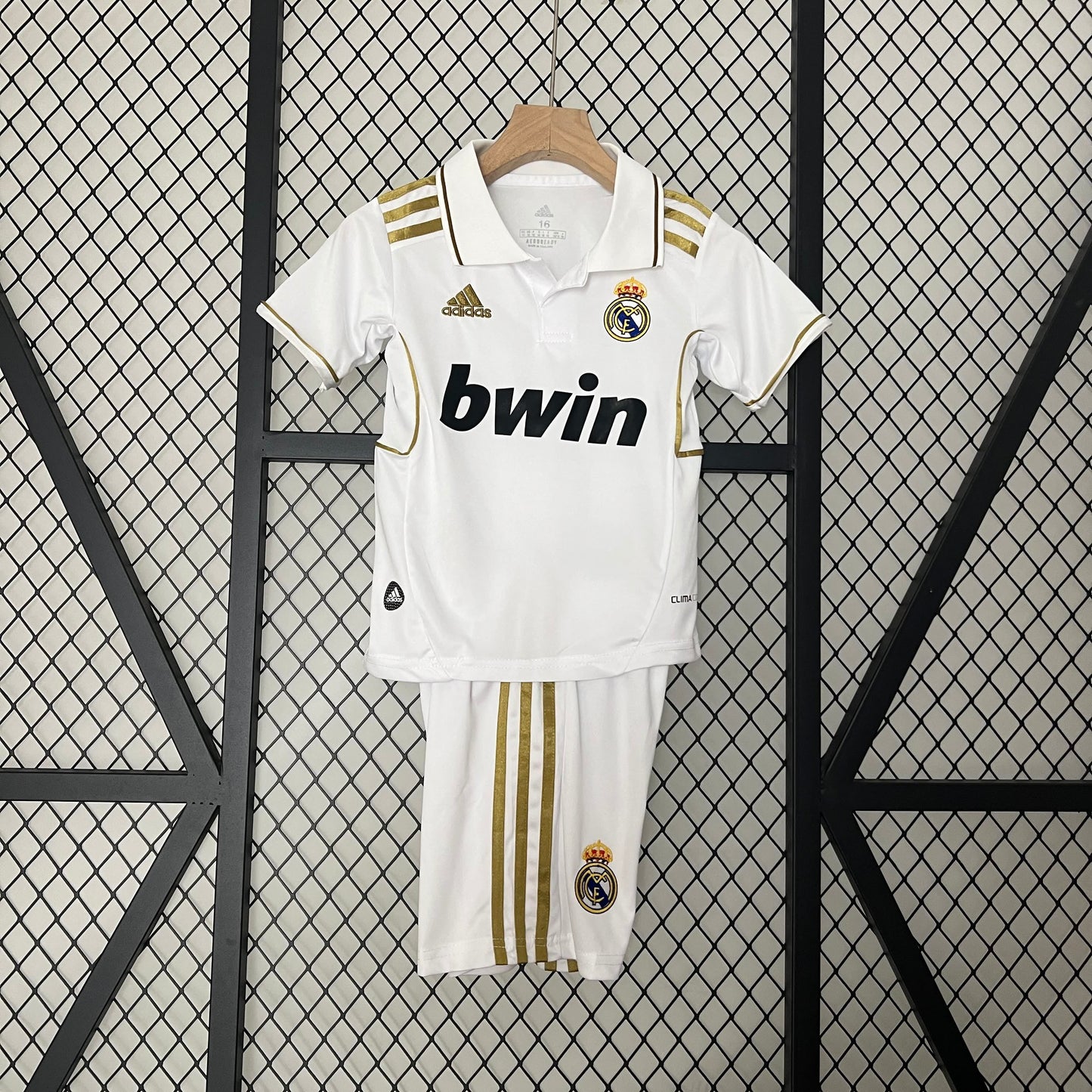 Real Madrid 2011/12 Retro Home — Kids Kit