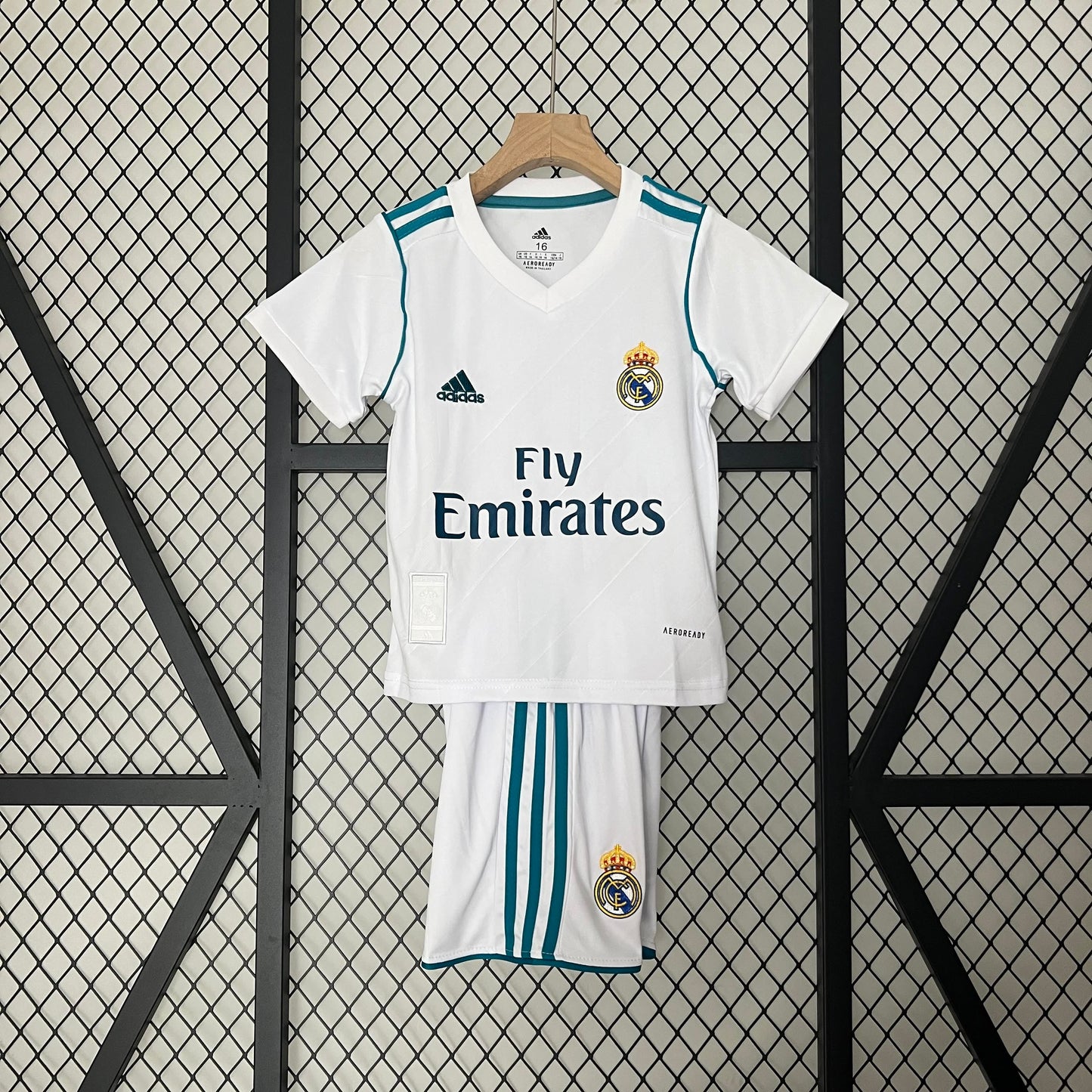 Real Madrid 2017/18 Retro Home — Kids Kit