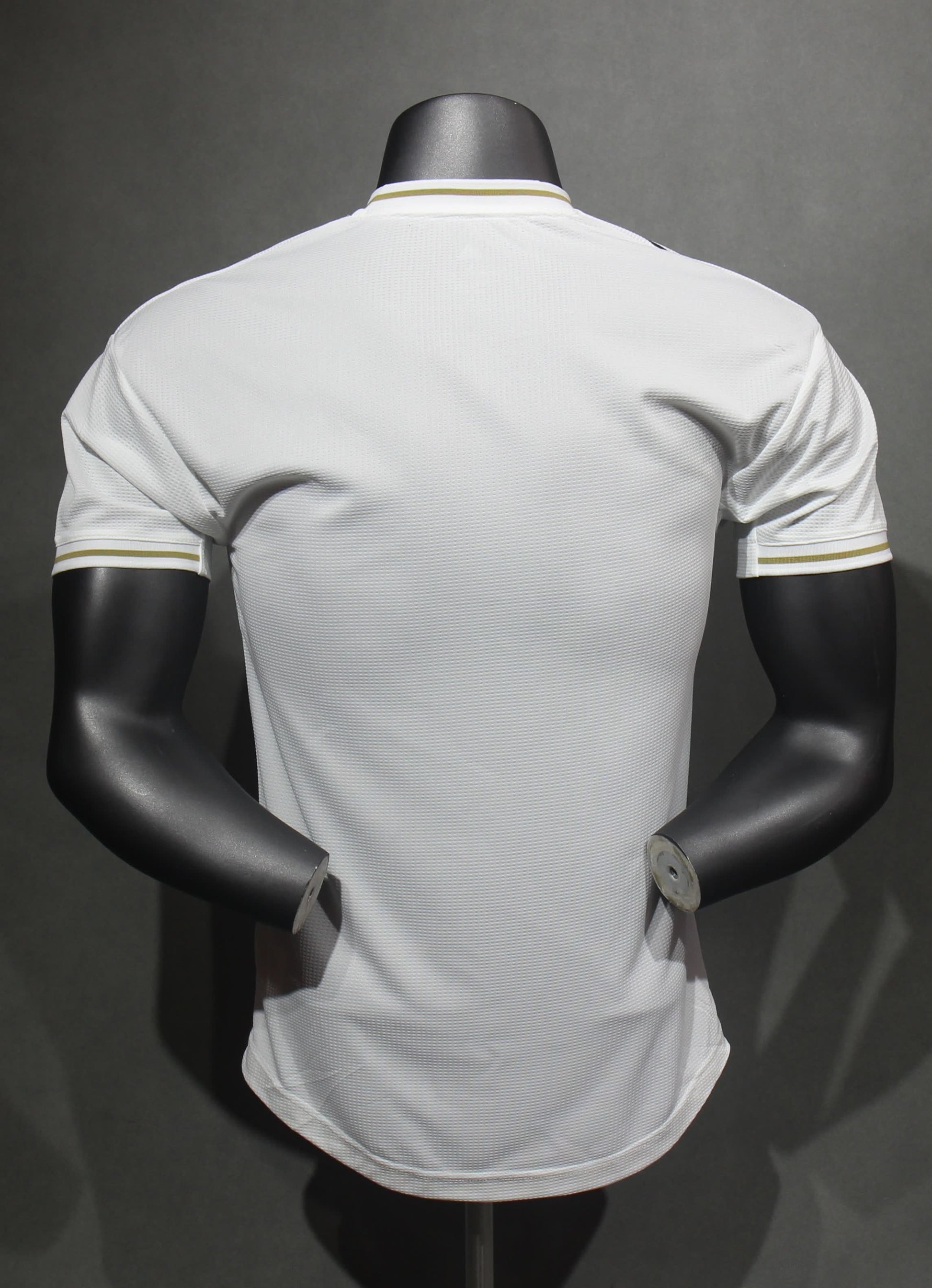 Real Madrid Retro 2019/20 Home Player Version - detalhe